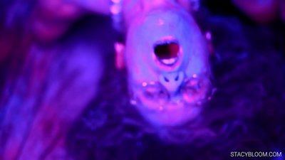 Körpə kamerada mastürbasyon edir və özünü orqazma gətirir.